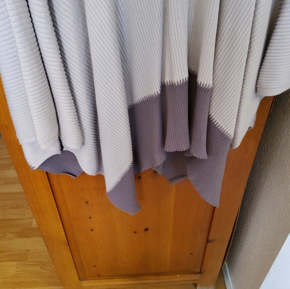 Lululemon On the Go Poncho EUC - Picture 3 of 13